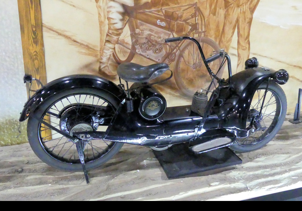 1924 Ner-A-Car with twin headlights.  From 1922, the Ner-A-Car Corporation produced 10,000 double headlight US versions in Syracuse, NY.  The Sheffield-Simplex, in the UK, produced 6,500 single headlight motorcycles between 1921 and 1927.