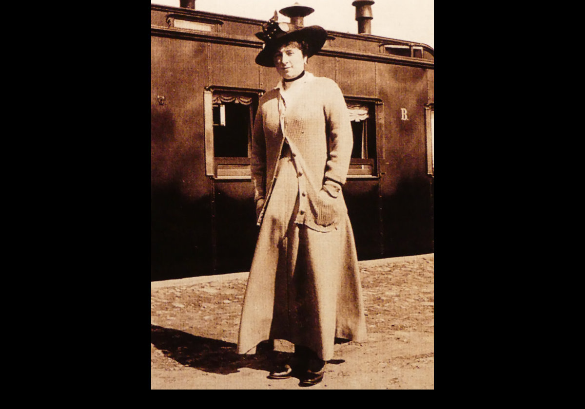 Baroness Sophie Karlovna Buxhoeveden (1883-1956) was a lady-in-waiting to Alexndra.  After the death of the imperial family, she moved to England until her death.